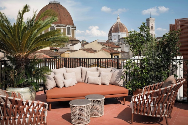3 bars/lounges, lobby lounge, rooftop bar