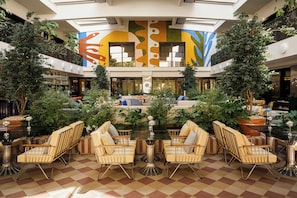 3 bar/dinlenme salonu, lobi salonu, çatı barı
