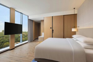 Junior-sviitti, 1 makuuhuone, kaupunkinäköala | Kylpyhuone | Tohvelit