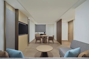 Suite, 1 cama de matrimonio grande | Sala de estar | Smart TV de 50 pulgadas con canales por satélite