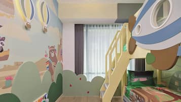 Una habitación infantil con literas, un mural con globos aerostáticos y animales, una escalera y una ventana con cortinas.