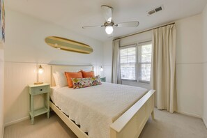 3 Schlafzimmer, Schreibtisch, Bügeleisen/Bügelbrett, Reisekinderbett