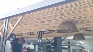A ceiling with woven bamboo panels and hanging fans. - Hotel Ayapel Paraiso (Ayapel)