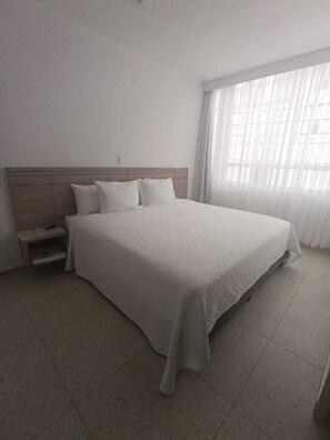 Espacio para trabajar con laptop y wifi gratis 