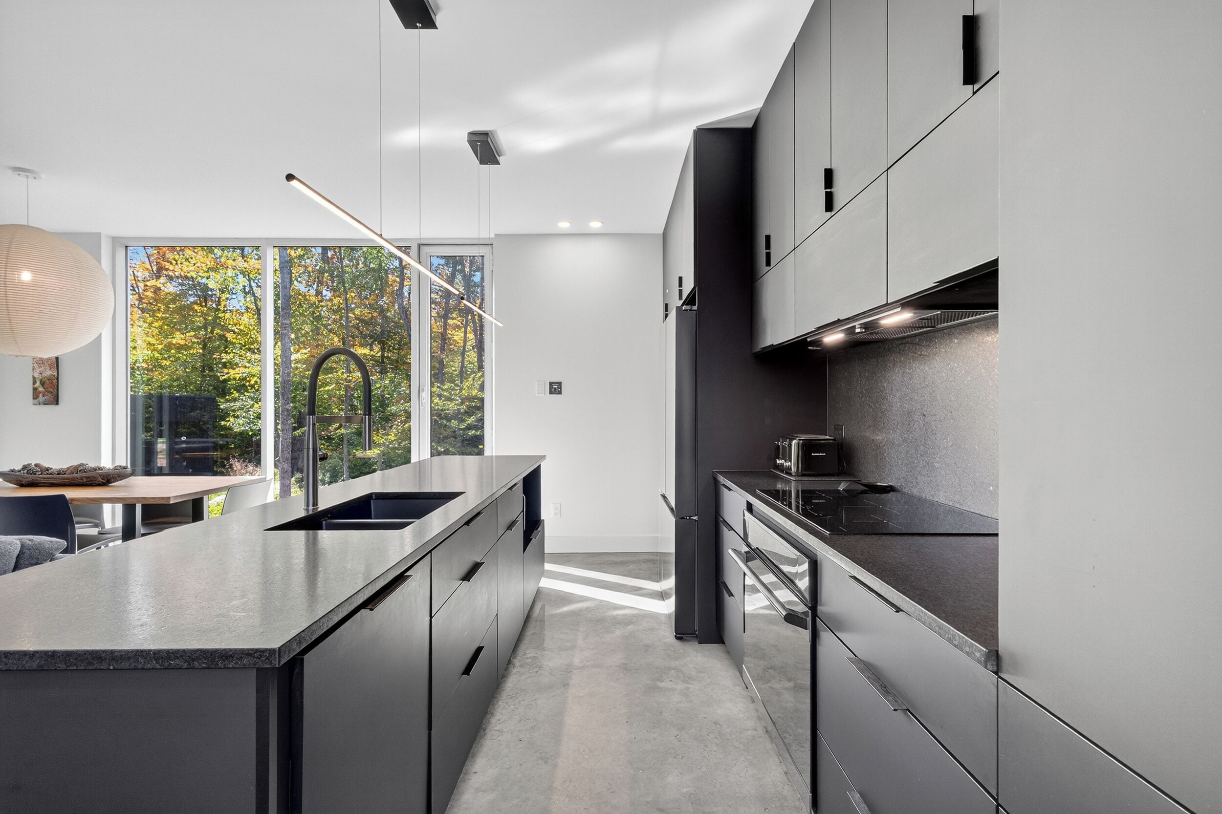 Réfrigérateur, four à micro-ondes, un four, surface de cuisson