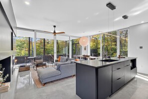 Smart TV, fireplace, books, stereo - 🏔️ Chalet avec Spa & Sauna | Vue Panoramique | Proche de Tremblant (La Conception)