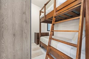 8 quartos, ferros/tábuas de passar roupa, Wi-Fi, roupa de cama