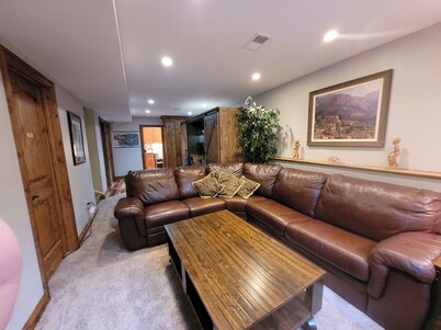 Exclusive 2 Bedroom Garden Level Apartment in Lovely Littleton Colorado!