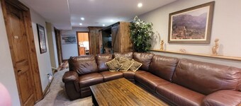 Exclusive 2 Bedroom Garden Level Apartment in Lovely Littleton Colorado!