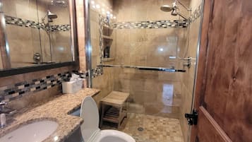 Douche, sèche-cheveux, serviettes fournies, savon