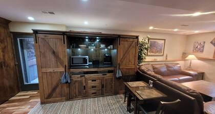 Exclusive 2 Bedroom Garden Level Apartment in Lovely Littleton Colorado!
