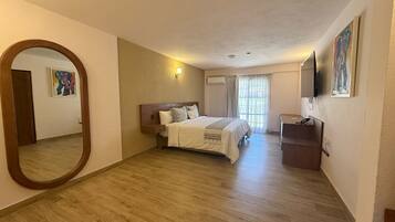 Habitación triple | Escritorio, espacio para trabajar con laptop y cortinas blackout