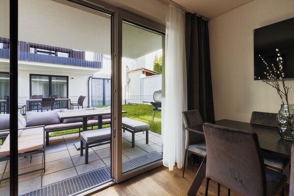 Living area - Enchanting 2-bedroom apartment with garden, grill and WiFi in charming Vienna (Wien)