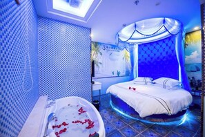 A bedroom with a bed, a bathtub, and a ceiling light. - Shanghai Innisfree Hotel (Huancheng East Road Subway Station Branch) (Shanghai)