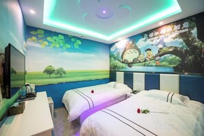 Een hotelkamer met twee bedden, een bureau en een muurschildering.