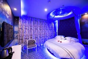 A hotel room with a bed, a chair, a TV, and a curtain. - Shanghai Innisfree Hotel (Huancheng East Road Subway Station Branch) (Shanghai)