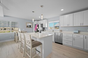 Kylskåp, mikrovågsugn, ugn och spishäll