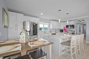 Kylskåp, mikrovågsugn, ugn och spishäll