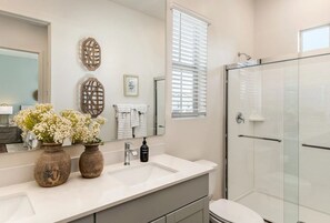 Douche, sèche-cheveux, serviettes fournies, savon
