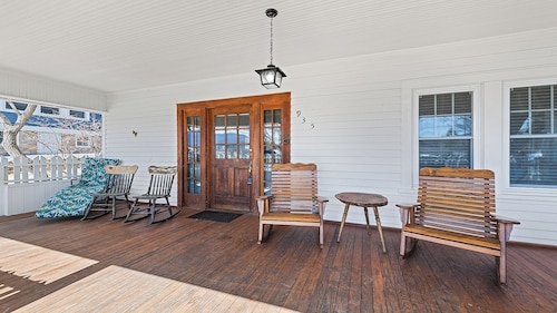 Charming 7-bedroom cottage with WiFi, AC in serene Lake Junaluska