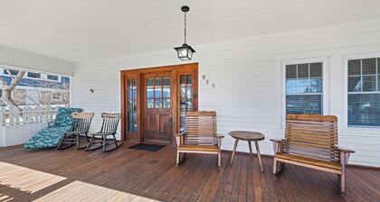 Charming 7-bedroom cottage with WiFi, AC in serene Lake Junaluska