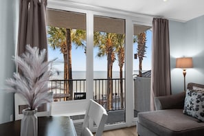 Condo, 1 cama Queen e sofá-cama (Bayside Inn 6282) | Área de estar