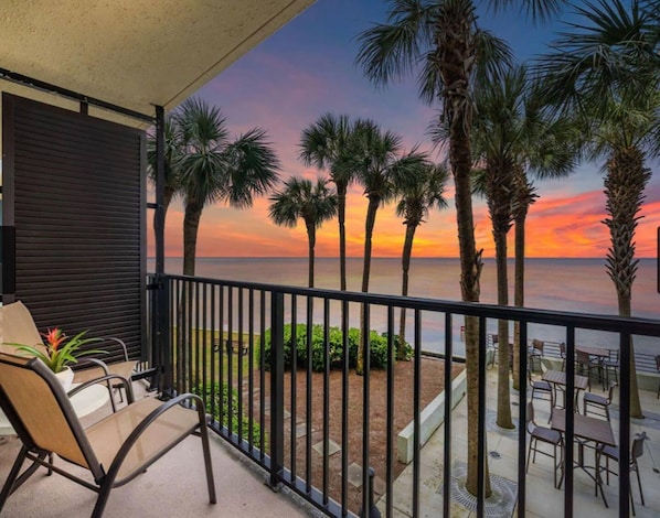 Condo, 1 cama Queen e sofá-cama (Bayside Inn 6282) | Terraço/pátio