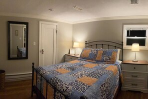 1 bedroom, iron/ironing board, WiFi, bed sheets - Quaint Cottage - Kansas City Area (Raytown)