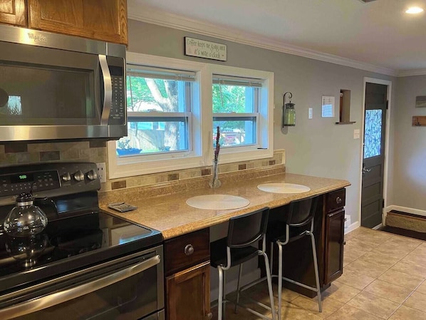 Fridge, microwave, oven, stovetop - Quaint Cottage - Kansas City Area (Raytown)