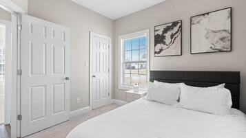 3 habitaciones, tabla de planchar con plancha, wifi y ropa de cama