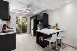 Kühlschrank, Mikrowelle, Kochgeschirr/Geschirr/Besteck, Esstisch