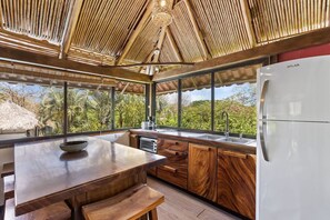 Fridge, oven, stovetop, coffee/tea maker