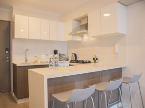 Apartment, 2 Bedrooms (815) | Private kitchen | Toaster, cookware/dishes/utensils - Art by Wynwood House (Lima)