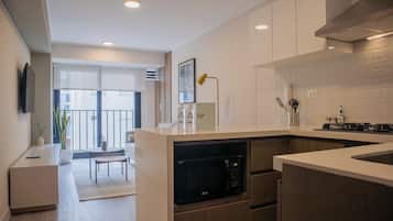 Toaster, cookware/dishes/utensils
