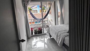 Luxe tweepersoonskamer | Een laptopwerkplek, een strijkplank/strijkijzer, gratis wifi