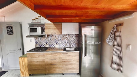 Refrigerador con freezer, microondas, placa de cocina