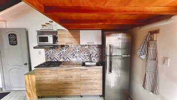 Refrigerador con freezer, microondas, placa de cocina