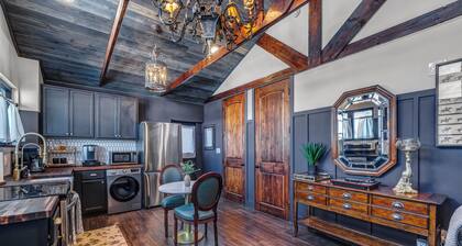 North Salt Lake Escape w/ Hot Tub and Claw foot Soaking Tub
