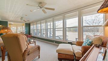 Televisión, chimenea y futbolito