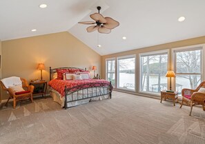 4 chambres, fer et planche à repasser, lit de bébé portatif