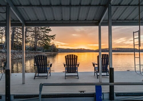 Sunkissed Shores-Rare Flat Lot w/Beautiful Views, Dock, Hot Tub