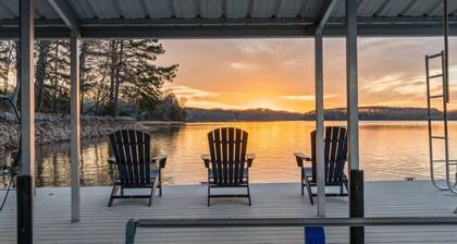 Sunkissed Shores-Rare Flat Lot w/Beautiful Views, Dock, Hot Tub