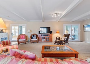 Téléviseur, foyer, table de baby-foot