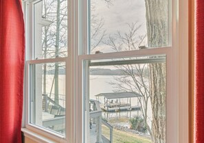 Interior - Sunkissed Shores-Rare Flat Lot w/Beautiful Views, Dock, Hot Tub (Winchester)