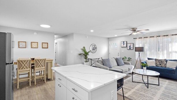 Un espacio habitable moderno con cocina, comedor y sala.