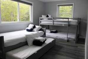 3 chambres, fer et planche à repasser, Wi-Fi, draps fournis