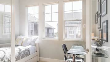3 bedrooms, desk, iron/ironing board, free WiFi