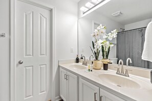 Haartrockner, Handtücher, Seife, Toilettenpapier