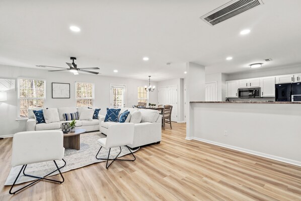 Smart TV - Modern 4BR Oasis - Near Airport & Uptown (Charlotte)