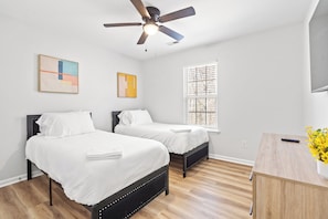 4 bedrooms, iron/ironing board, WiFi, bed sheets